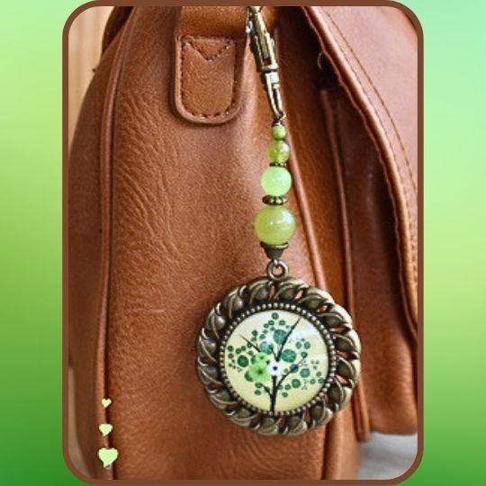 Bijou de sac cabochon Arbre de vie en Péridot